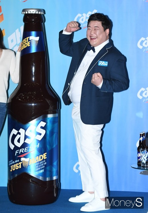 [머니S포토] 김준현 '내가 바로 맥주 모델~'