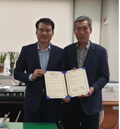 부산시 최대경 환경정책실장(왼쪽)과 강병식 녹산환경대책위원장./사진제공=부산시