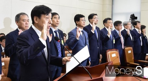 [머니S포토] 증인 선서하는 이주열 한은 총재