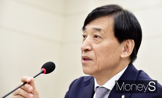 [머니S포토] 기준금리 관련 답하는 이주열 총재
