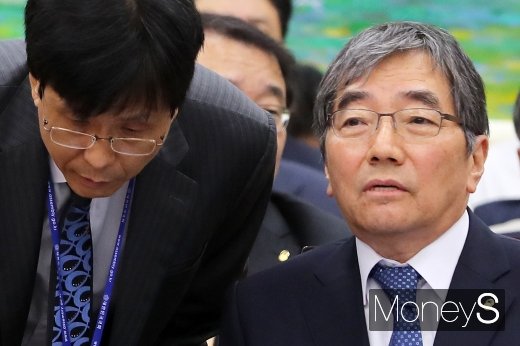 [머니S포토] 2019 금감원 국감, 의견 나누는 윤석헌 원장
