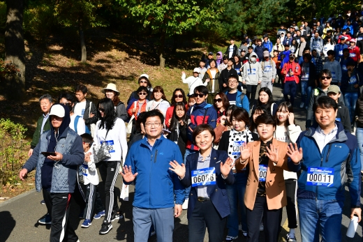 ‘2018 수원시와 삼성전자가 함께 하는 나눔워킹 페스티벌’에 참여한 염태영 시장과 시민들. / 사진제공=수원시