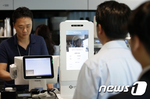태현 신한카드 디지털First본부장이 1일 서울 중구 신한카드 본사 내 카페에서 신한 페이스페이(Face Pay) 결제를 시연하고 있다./사진=뉴스1