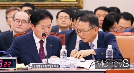 [머니S포토] 2019 농해수위 국감, 의견 나누는 김병원-김원석