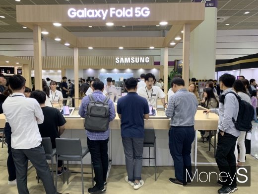 8일 서울 코엑스에서 개막한 한국전자전에 설치된 삼성전자 부스에서 관람객들이 갤럭시 폴드를 구경하고 있다 / 사진=이한듬 기자