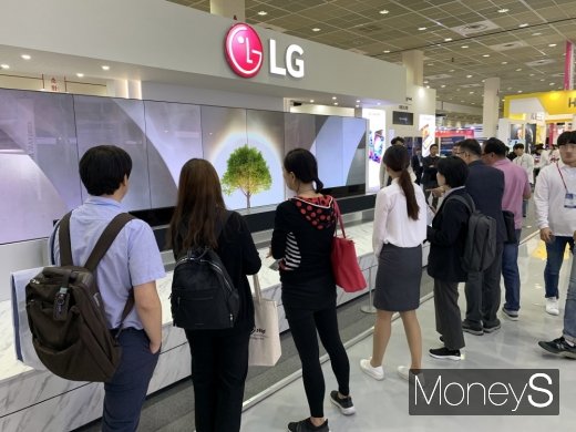 LG전자의 롤러블 TV를 구경하는 관람객들 / 사진=이한듬 기자