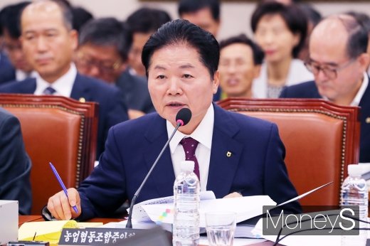 [머니S포토] 국감 질의에 답변하는 김병원 회장