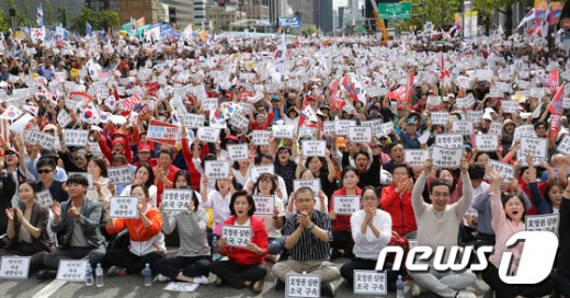 지난 3일 서울 광화문 광장에서 열린 정부 규탄 및 조국 법무부 장관 사퇴 촉구 집회에서 황교안 자유한국당 대표와 나경원 자유한국당 원내대표 등 참석자들이 구호를 외치고 있다. /사진=뉴스1 