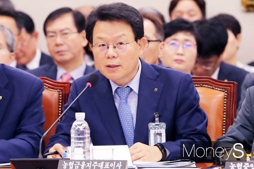 [머니S포토] 질의에 답변하는 김광수 농협금융지주 대표