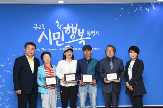  구리시 나눔 리더(좌측부터 안승남 시장, 김귀임 씨, 이미숙 씨, 김상천 씨, 경기사회복지공동모금회 김경희 본부장)