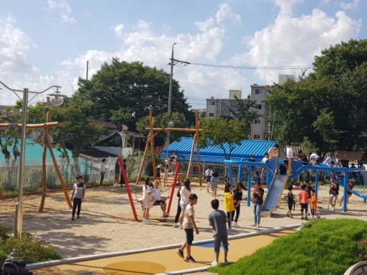 2018년 9월 70여명의 초등학생부터 성인, 전문가까지 참여한 ‘오산꿈놀이터 기획단’의 1년간 기획과 설계로 만들어진 제1호 오산꿈놀이터‘(수청동 15-3 소재). / 사진제공=오산시