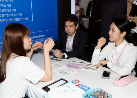 Sh수협은행이 2019년도 하반기 일반직 및 IT분야(3급) 신입행원을 공개 채용한다. 사진은 지난 8월 열린 <2019 금융권 공동 채용박람회>에서 수협은행 취업을 준비하는 예비금융인들이 채용상담을 진행하는 모습./사진제공=수협은행