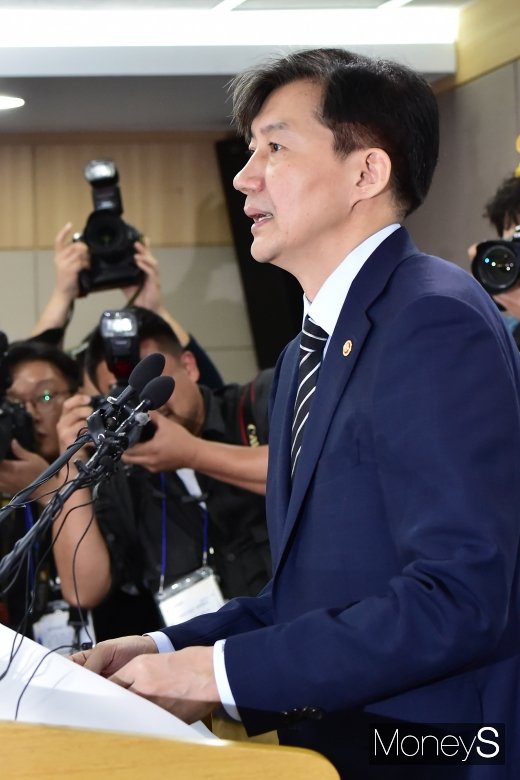 [머니S포토] 검찰개혁 칼 자루 쥔 조국