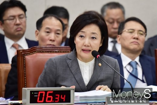 [머니S포토] 박영선 장관, 