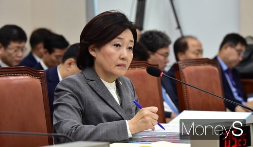 [머니S포토] 질의 경청하는 박영선 장관