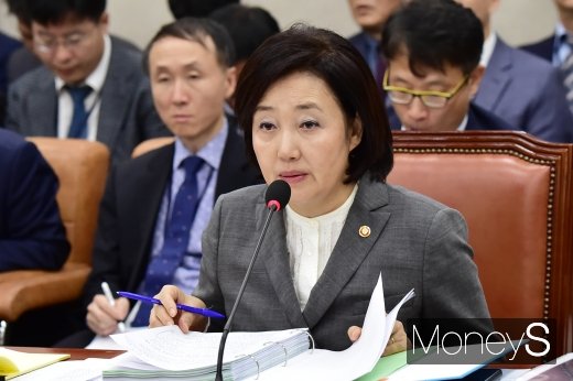 [머니S포토] 답변하는 박영선 중기부 장관