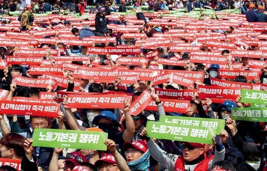 지난 5월1일 서울 중구 서울광장에서 열린 2019 세계노동절 대회에서 참가자들이 ILO 핵심협약을 조속히 비준하라는 구호를 외치고 있다. /사진=뉴시스 이영환 기자