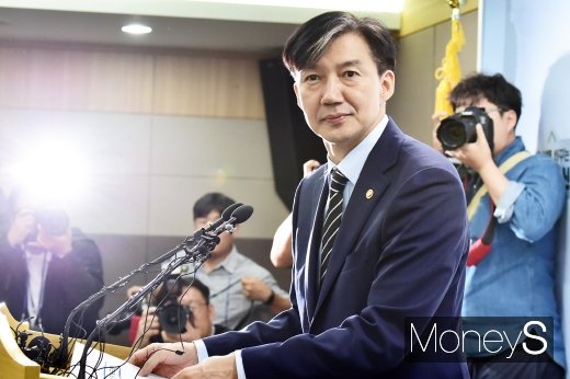 조국 법무부 장관이 8일 경기 과천시 법무부 청사에서 검찰개혁 추진계획에 대한 대국민 보고를 하고 있다. /사진=임한별 기자