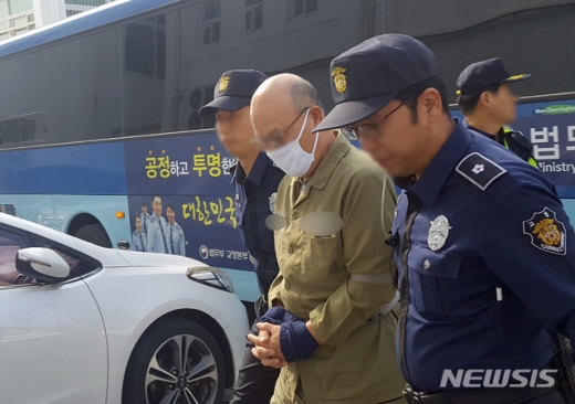 8일 사기 혐의로 구속 기소된 래퍼 마이크로닷의 아버지 신모씨가 1심 선고공판이 열린 청주지법 제천지원 법정에 들어서고 있다. /사진=뉴시스