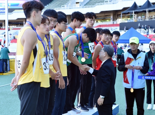 이재정 경기도교육감이 8일 오후 서울 잠실종합운동장 주경기장에서 열린 '제100회 전국체육대회' 고등부 육상경기를 관람하고, 시상식에 참여해 학생선수들을 격려했다. / 사진제공=경기도교육청