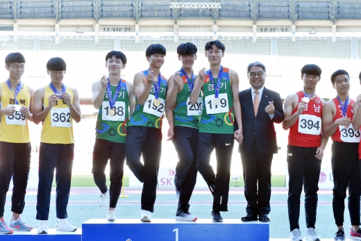 이재정 경기도교육감이 8일 오후 서울 잠실종합운동장 주경기장에서 열린 '제100회 전국체육대회' 고등부 육상경기를 관람하고, 시상식에 참여해 학생선수들을 격려했다. / 사진제공=경기도교육청