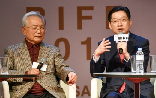 송기인 부마민주기념재단 이사장과 김경수 경상남도지사(오른쪽)./사진제공=경남도