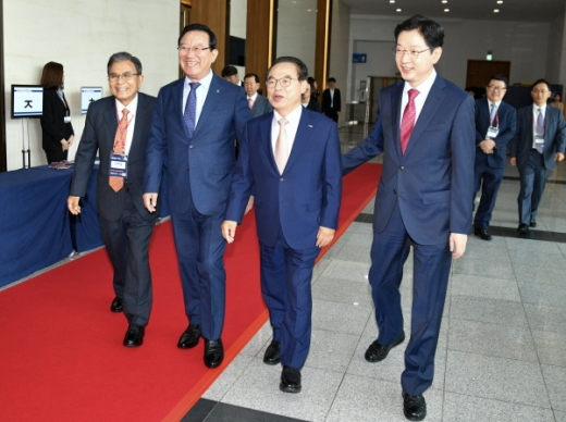 지난 8일 부산 벡스코 컨벤션홀에서 열린 '대한민국 지역대포럼'에 참석한 김경수 도지사, 오거돈 부산시장, 송철호 울산시장(오른쪽부터)./사진제공=경남도