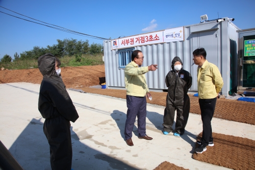 신원주 안성시의회 의장이 8일 서부권 거점 3초소에서 근무자를 격려하고 애로사항을 듣고 있다. / 사진제공=안성시의회 