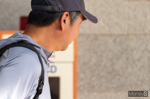 조국 법무부 장관 동생인 조권(52)씨가 1일 웅동학원 채용비리 관련 조사를 받기 위해 서울 서초동 서울중앙지방검찰청에 들어서고 있다. / 사진=임한별 기자