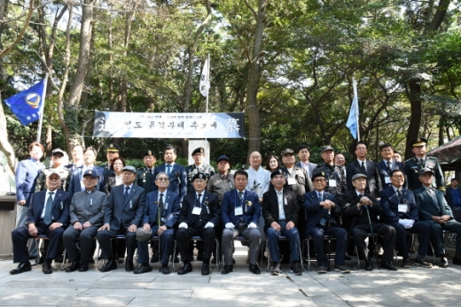 영도유격부대 추모제 행사 이후 주요내빈이 기념촬영을 하고 있다./사진제공=부산지방보훈청