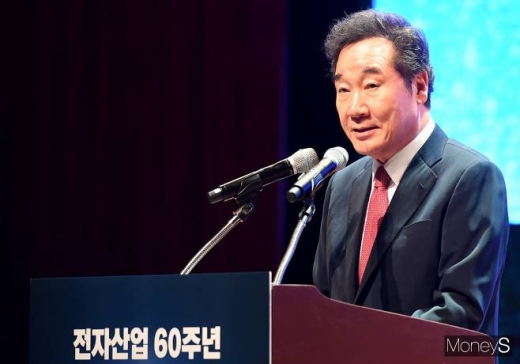 이낙연 국무총리가 8일 오전 서울 강남구 코엑스에서 열린 '전자산업 60주년 기념행사'에서 축사를 하고 있다. / 사진=장동규 기자