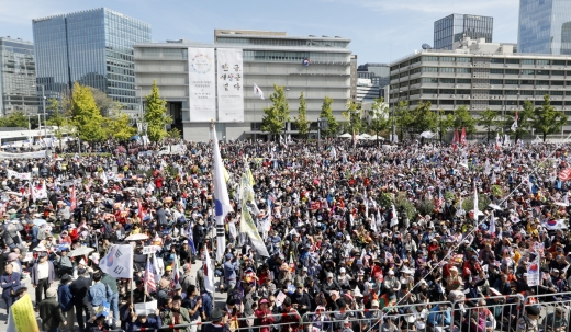 9일 오후 서울 종로구 광화문광장 일대에서 열린 문재인 하야 범국민투쟁본부 '대한민국 바로세우기 국민대회'에서 참가자들이 조국 법무부 장관 사퇴를 촉구하고 있다. / 사진=뉴스1 안은나 기자