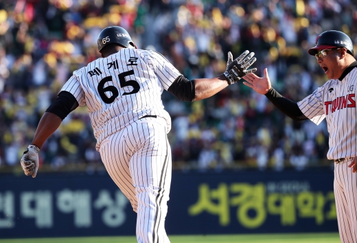 9일 오후 서울 송파구 잠실야구장에서 열린 프로야구 2019 신한은행 마이카 KBO리그 포스트시즌 준플레이오프 3차전 키움 히어로즈와 LG 트윈스의 경기 8회말 LG 공격 무사 상황에서 선두타자 페게로가 1점 홈런을 쏘아올린 뒤 기뻐하고 있다. /사진=뉴스1