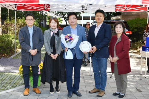 염태영 시장이 감사패를 받고 기념촬영을 하고 있다. / 사진제공=수원시