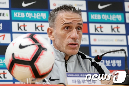 파울루 벤투 한국 축구 국가대표팀 감독이 지난 9일 화성에서 열린 2022 카타르월드컵 아시아지역 2차예선 스리랑카와의 경기 공식 기자회견에서 기자들의 질문에 답하고 있다. /사진=뉴스1