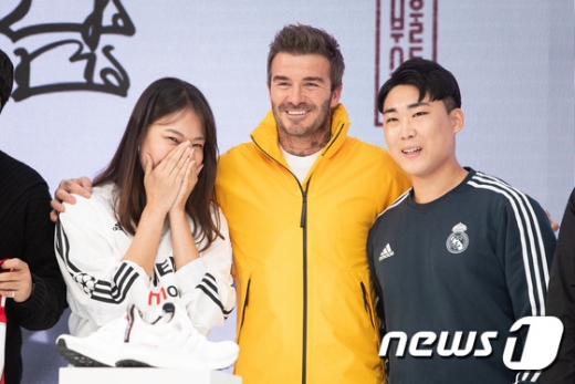 영국 출신 축구스타 데이비드 베컴(가운데)이 지난 9일 서울 영등포구 타임스퀘어에서 열린 아디다스 70주년 기념 행사에 참석, 자신의 한글 이름을 지어준 팬들과 기념촬영을 하고 있다. /사진=뉴스1
