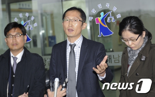 지난 2015년 11월18일 대한변호사협회 박준영 변호사(가운데)가 아버지를 살해한 혐의로 교도소에 복역중인 무기수 김신혜(38)씨에 대한 재심개시와 관련해 취재진의 질문에 답하고 있다. /사진=뉴스1