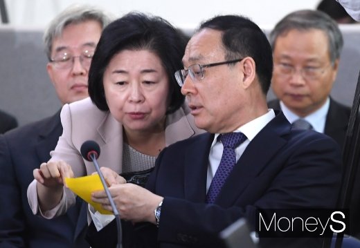 [머니S포토] 국감에서 메모지 확인하는 오세정 서울대 총장