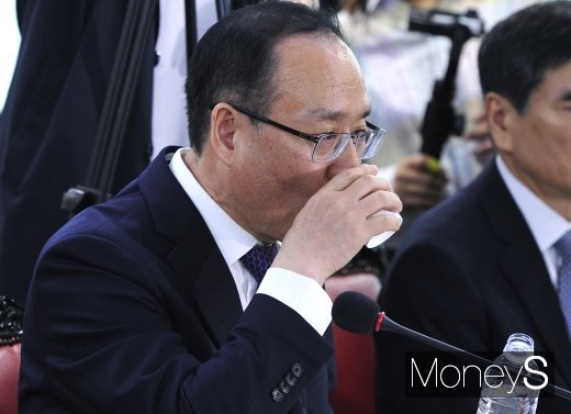 [머니S포토] 물 마시는 오세정 총장