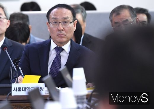 [머니S포토] 질의 경청하는 오세정 총장