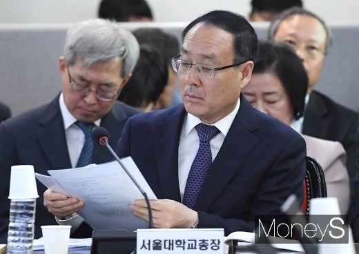 [머니S포토] 자료 살피는 오세정 총장