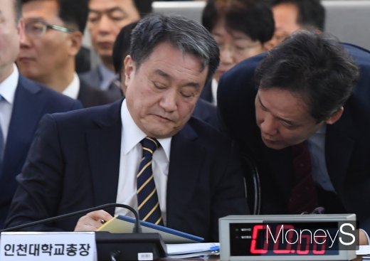 [머니S포토] 자료 살피는 조동성 인천대학교 총장