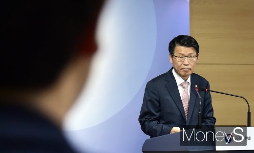 [머니S포토] 취재진 질의 경청하는 은성수 금융위원장