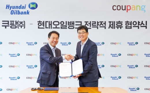 현대오일뱅크가 10일 서울 중구에 위치한 서울사무소에서 쿠팡과 주유소 기반 물류 거점 구축을 위한 전략적 제휴 협약식을 가졌다. 협약식에 참석한 고명주 쿠팡 대표이사(왼쪽)와 한환규 현대오일뱅크 영업본부장. / 사진=현대오일뱅크