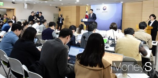 [머니S포토] 은성수 금융위원장, DLF·사모펀드 등 정책방향 발표
