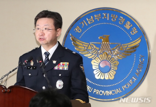 화성연쇄살인사건 수사본부장(경기남부청 2부장)이 지난달 19일 경기남부지방경찰청 기자실에서 화성 연쇄살인 사건 관련 브리핑을 하는 모습. /사진=뉴시스    
