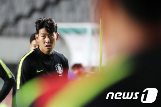 지난 9일 손흥민을 비롯한 대한민국 남자 축구대표팀 선수들이 오늘(10일) 경기 화성종합경기타운 주경기장에서 열릴 2022년 카타르월드컵 아시아 2차예선 스리랑카와의 조별예선 H조 2차전에 대비해 훈련을 하고 있다. /사진=뉴스1