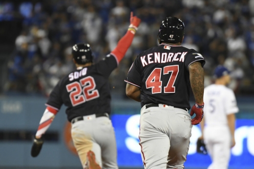 10일(한국시간) 미국 캘리포니아주 로스앤젤레스 다저 스타디움에서 열린 2019 미국메이저리그(MLB) 내셔널리그 디비전시리즈(NLDS) 5차전 10회초 만루 홈런을 터뜨린 워싱턴 내셔널스의 하위 켄드릭(오른쪽). /사진=로이터