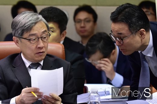 [머니S포토] 의견 나누는 최재형 감사원장
