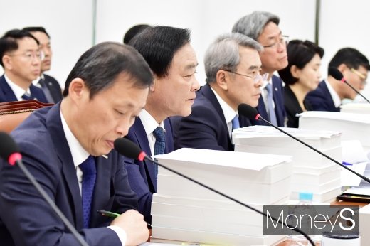 [머니S포토] 수협중앙회 국감 질의에 답하는 임준택 회장
